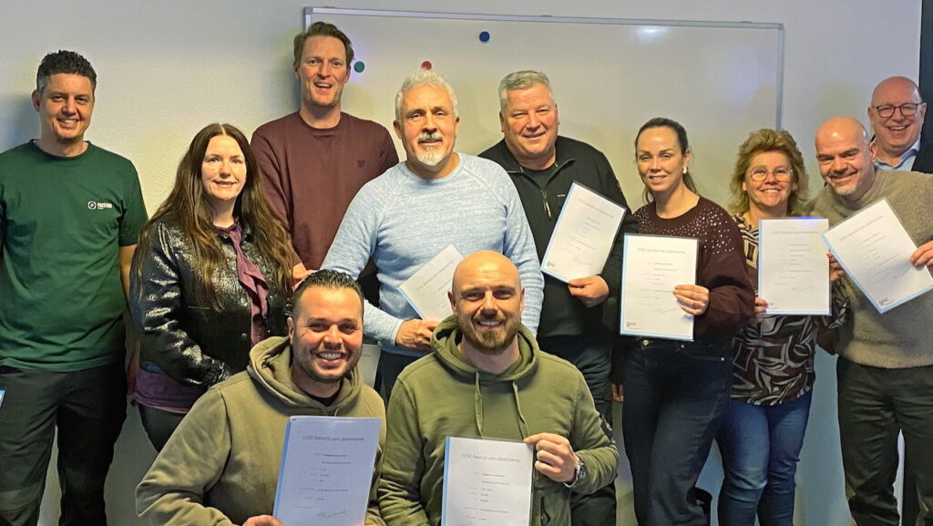 Packyard Teamleaders showing certificate after training