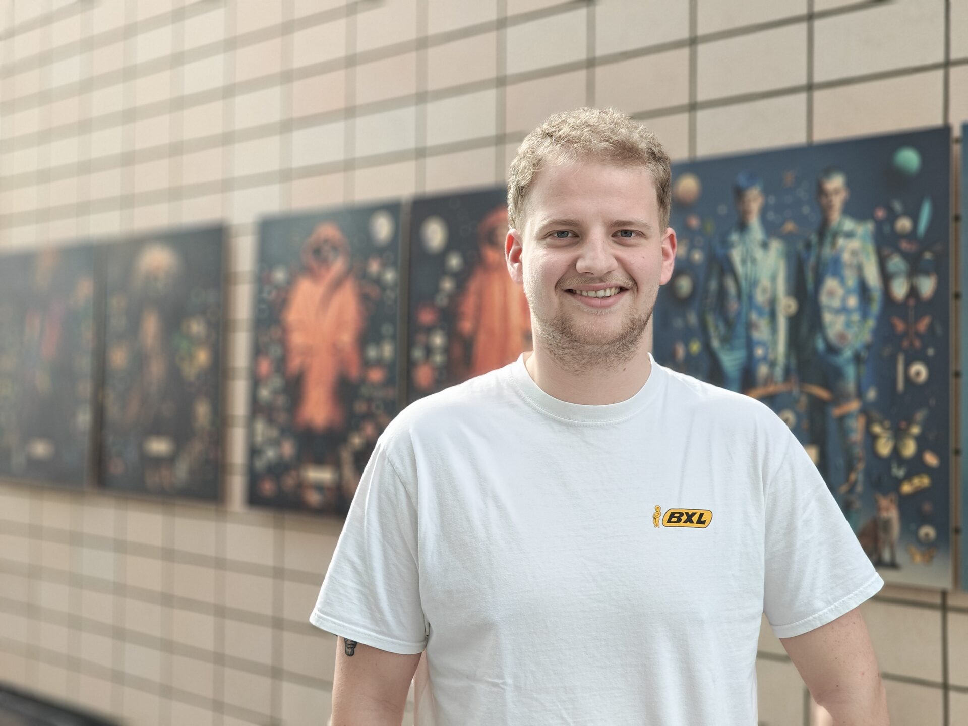 Foto stagiair in grote hal